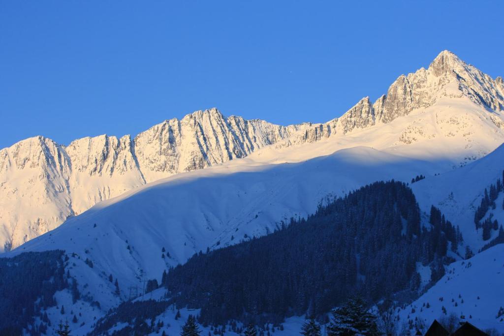 Hotel La Cruna Sedrun Exteriör bild